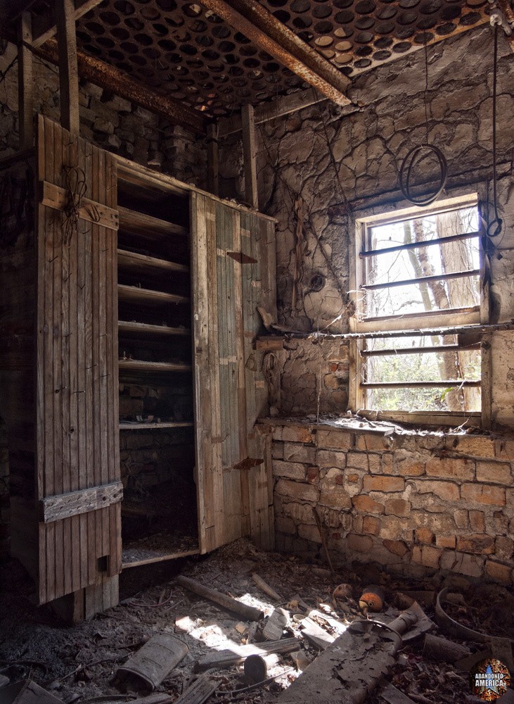 Billmeyer Limestone Quarry (Bainbridge, PA) | Wooden Shelves - Billmeyer Limestone Quarry