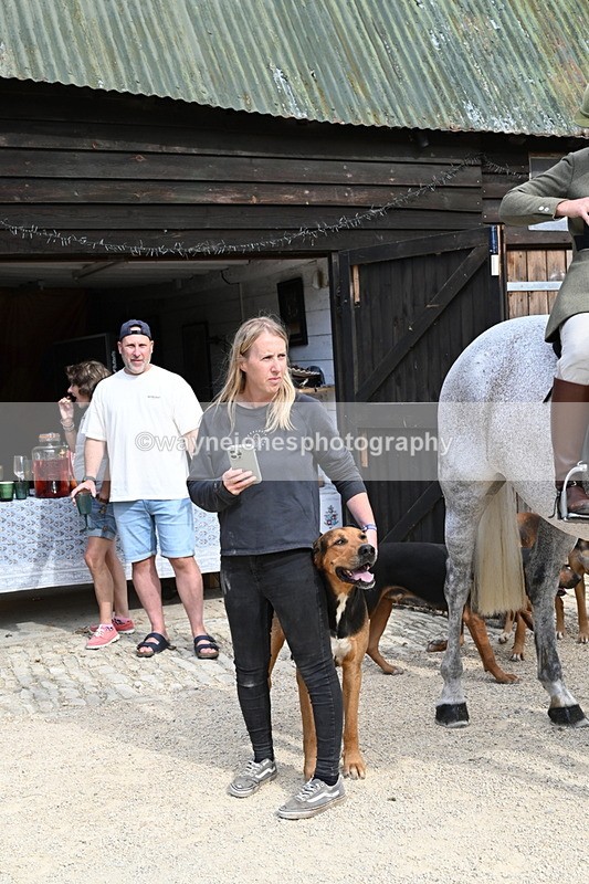 WJ6_3883 - Berks & Bucks - The Old farmhouse - Hound Exercise 20-08-25