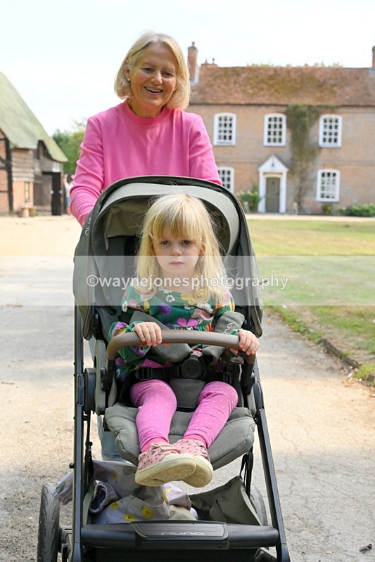 WJ6_4105 - Berks & Bucks - The Old farmhouse - Hound Exercise 20-08-25