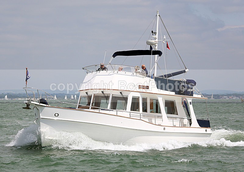 130609 TOY BUOY WT7A1748 - Flybridge Cruisers