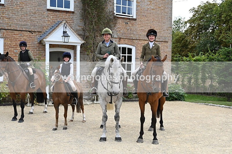 WJ6_3675 - Berks & Bucks - The Old farmhouse - Hound Exercise 20-08-25