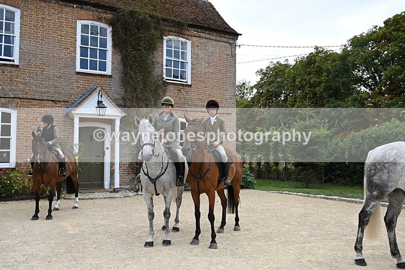 WJ6_3596 - Berks & Bucks - The Old farmhouse - Hound Exercise 20-08-25