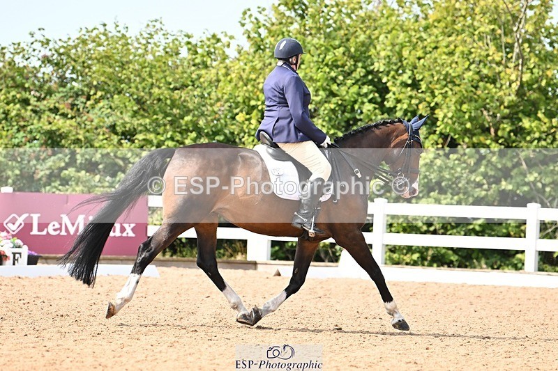 250815-111655-00574 - 031-Nicola.SealRebel.Heart