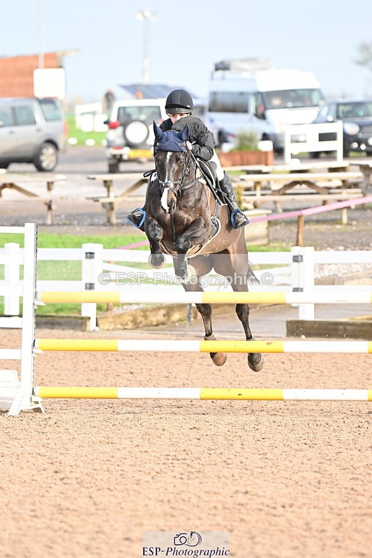 231209A-122051-01751 - Cls 12 Newcomers & 1.10m Open