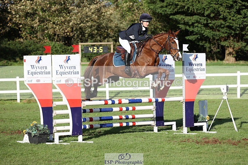 231022-155639-30024 - 564-JANA.DE.CAVAIGNAC-Rosie.Kendall-TrotUp+SJ