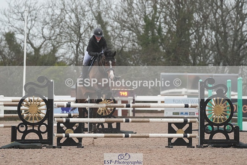 251207-121403-02003 - Cls 20 Snr Newcomers and 1.10m
