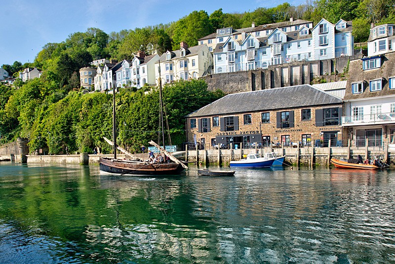 LO104 Lugger Guide Me FY233 just passing The Sardine Factory - Greeting Cards - Looe