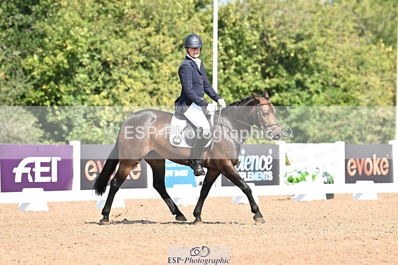 250816-110222-03284 - 090-Sarah.GoddardSaris.Fingers.Crossed