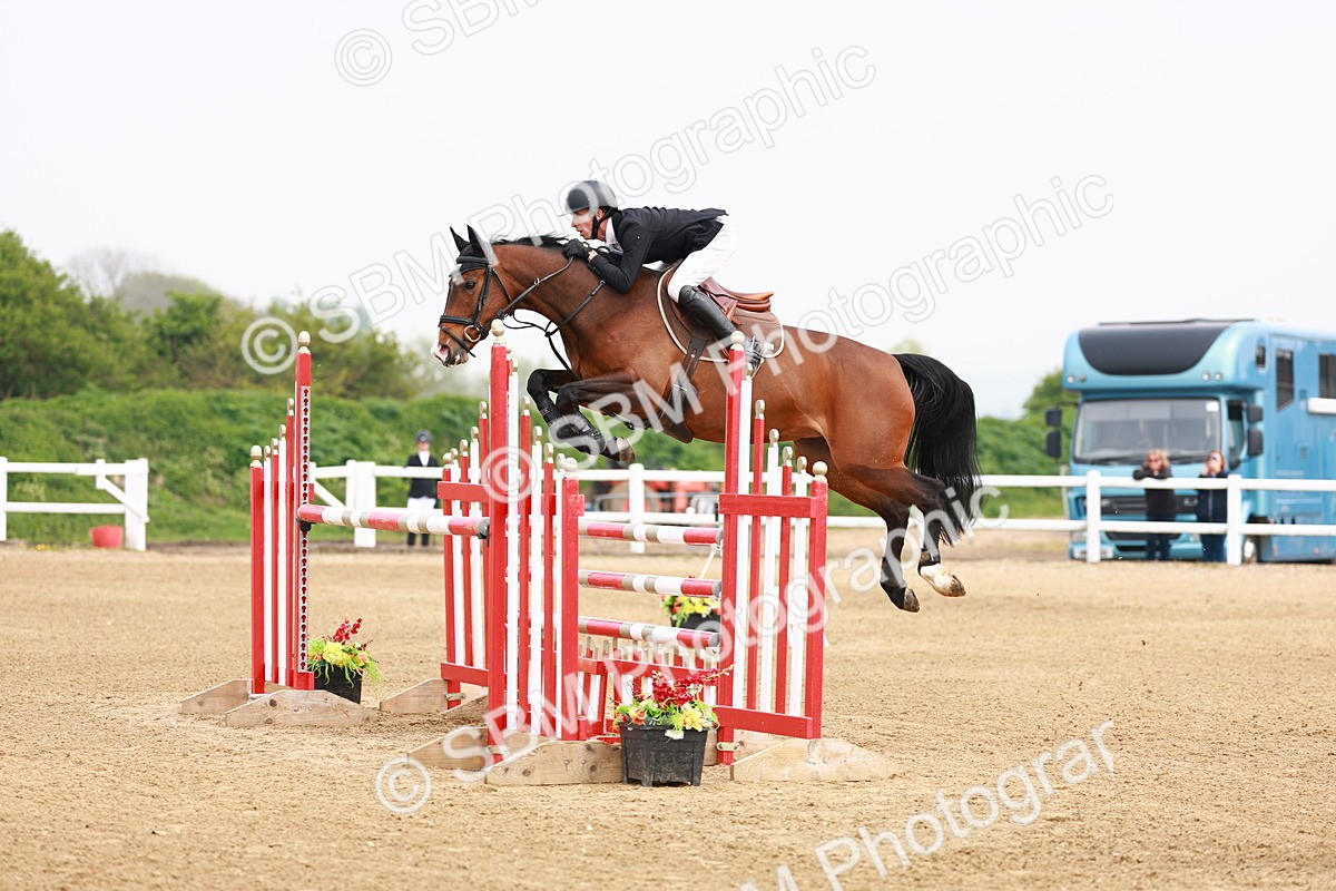  - Class 19 - Senior Foxhunter - 1.20m
