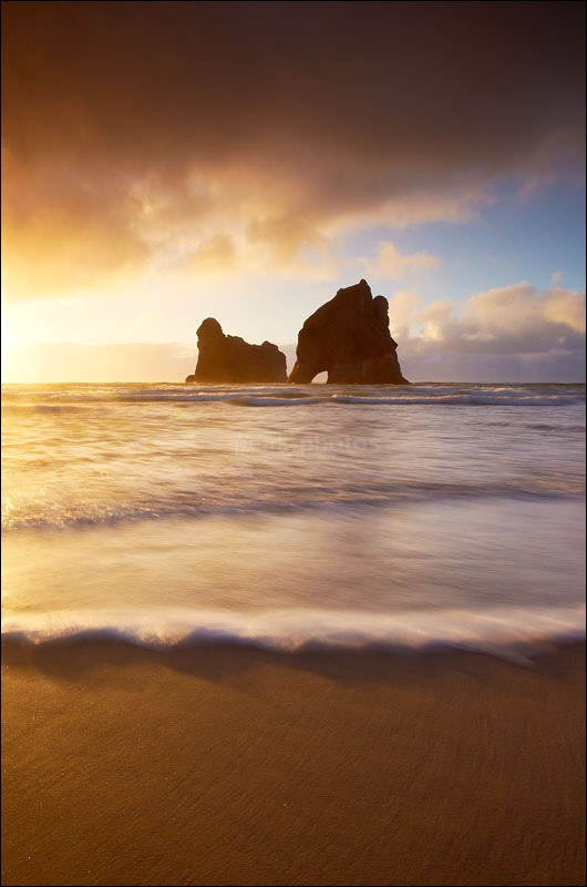 Storm approaching Wharariki - Photographs of New Zealand