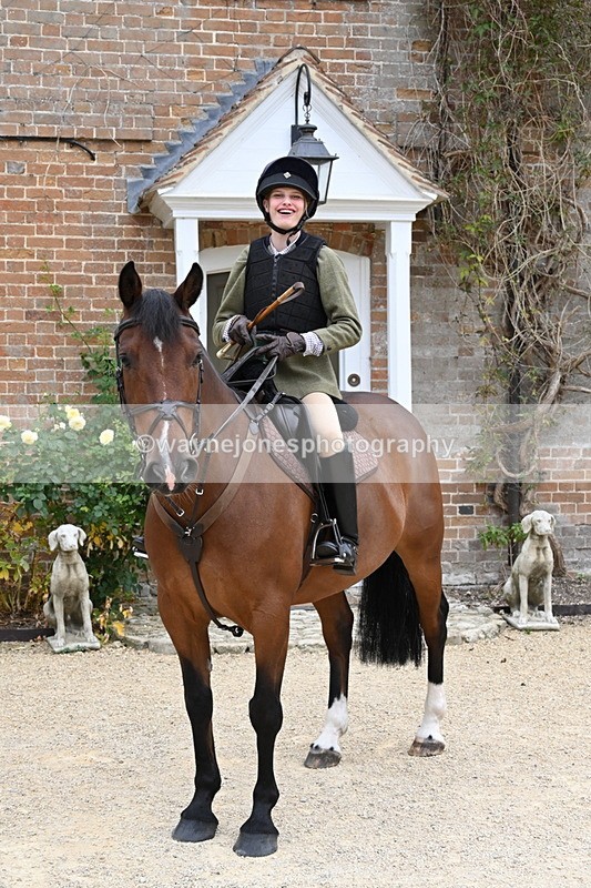 WJ6_3585 - Berks & Bucks - The Old farmhouse - Hound Exercise 20-08-25