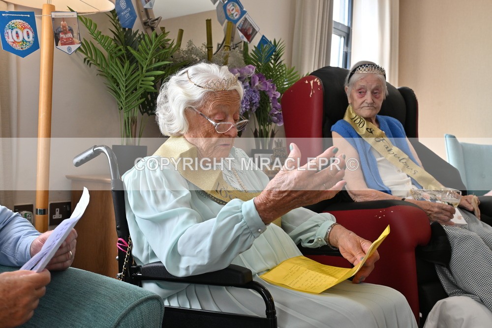 AM3_1069 - Iris and Betty.