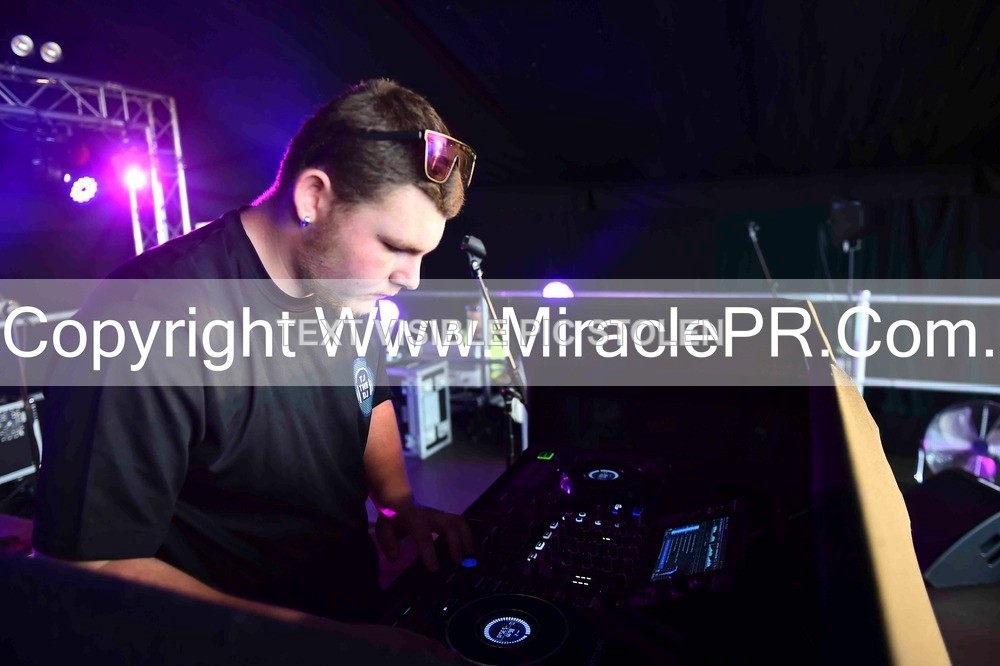 SH4_9982 - Tj the DJ