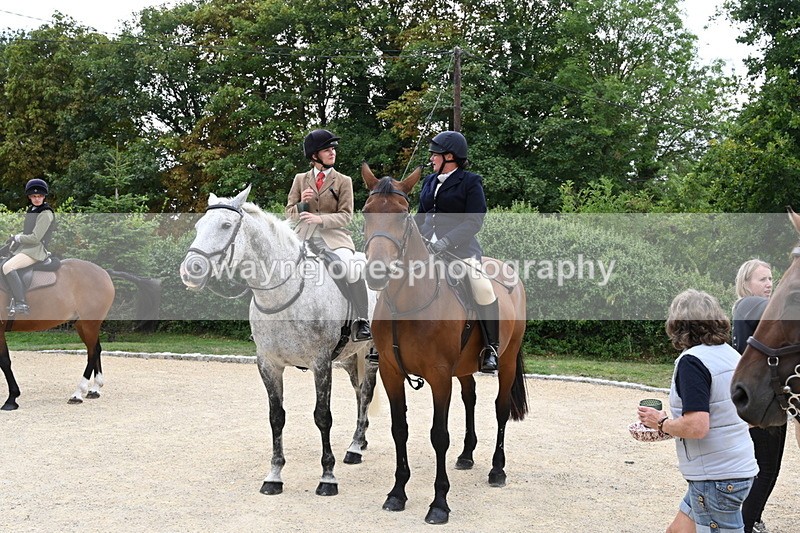 WJ6_3548 - Berks & Bucks - The Old farmhouse - Hound Exercise 20-08-25