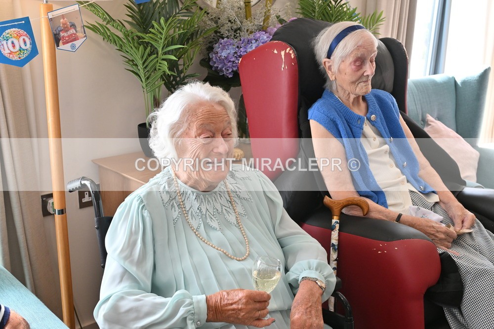 AM3_0734 - Iris and Betty.