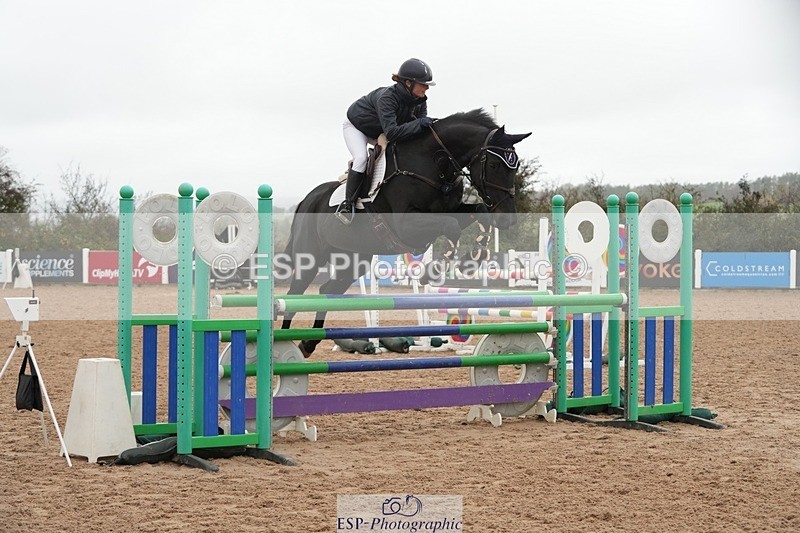 251109-113405-03580 - Cls 20 Newcomers and 1.10m Open