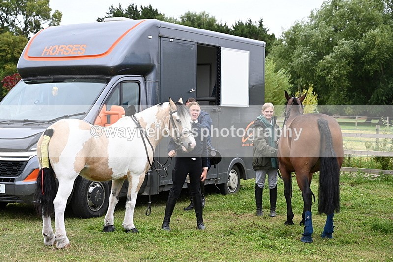 WJ6_2833 - Berks & Bucks - The Old farmhouse - Hound Exercise 20-08-25