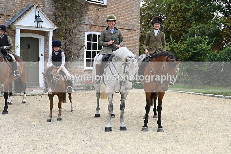 WJ6_3701 - Berks & Bucks - The Old farmhouse - Hound Exercise 20-08-25