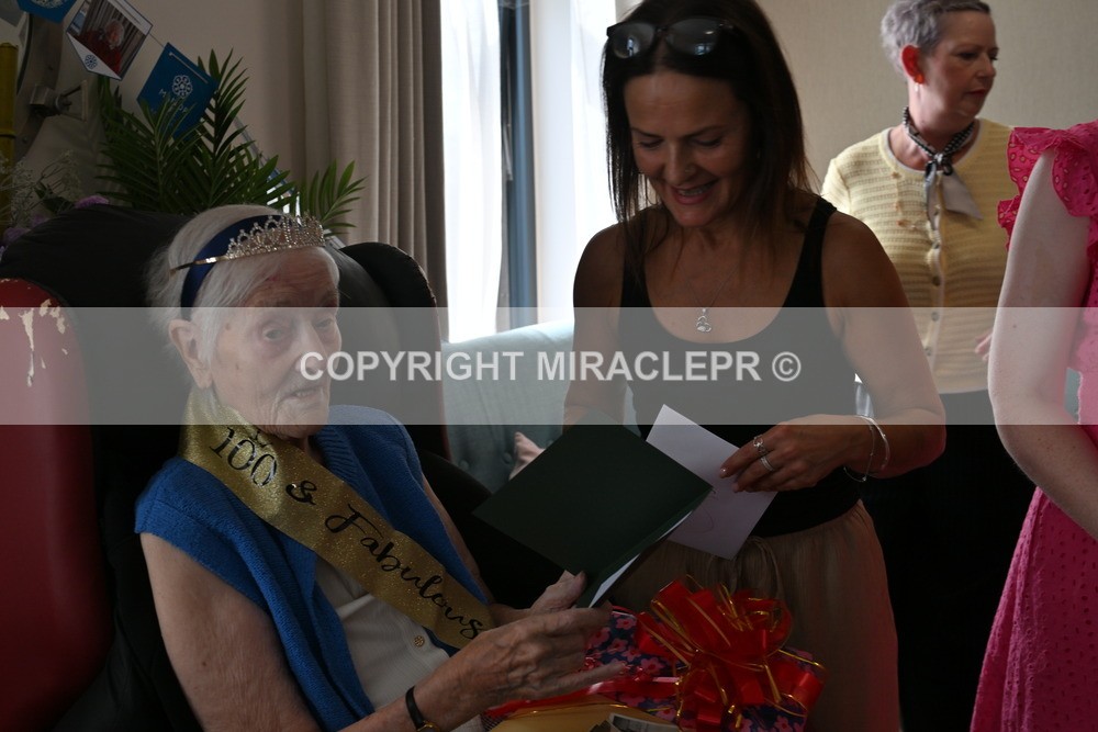 AM3_1362 - Iris and Betty.