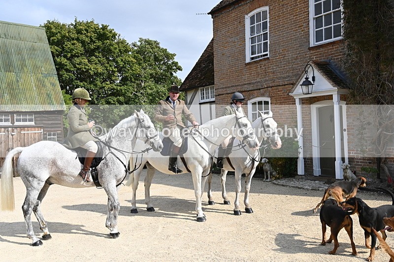 WJ6_3262 - Berks & Bucks - The Old farmhouse - Hound Exercise 20-08-25