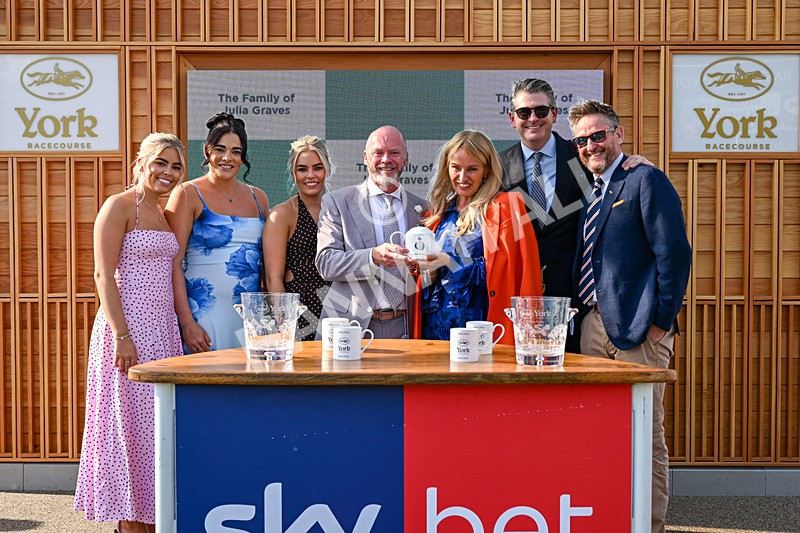 220826-Race 6-Sale Shark-5732 - Race 6 16.45pm Julia Graves Roses Stakes