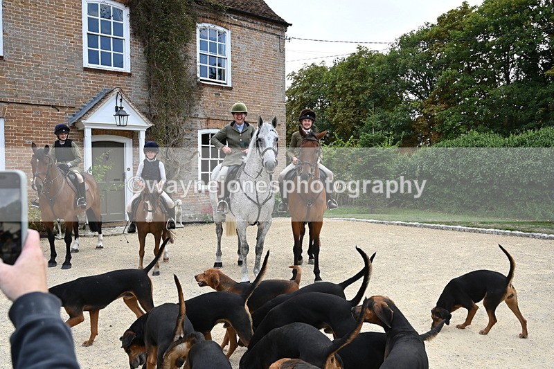 WJ6_3726 - Berks & Bucks - The Old farmhouse - Hound Exercise 20-08-25
