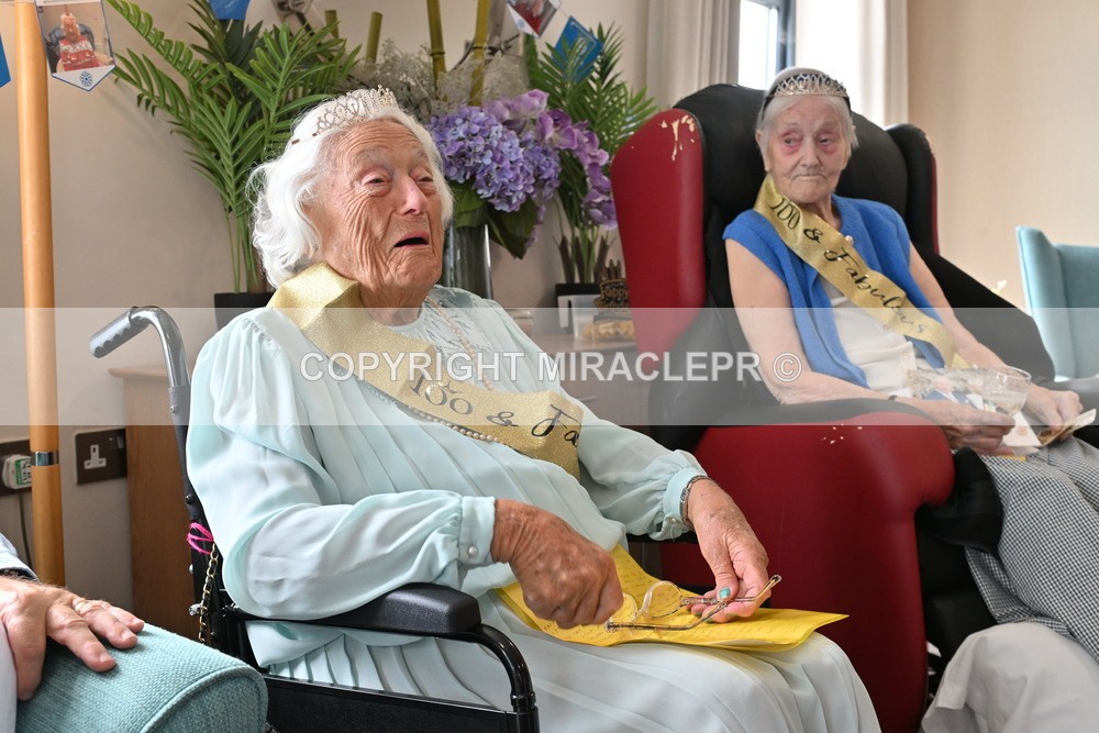 AM3_1127 - Iris and Betty.