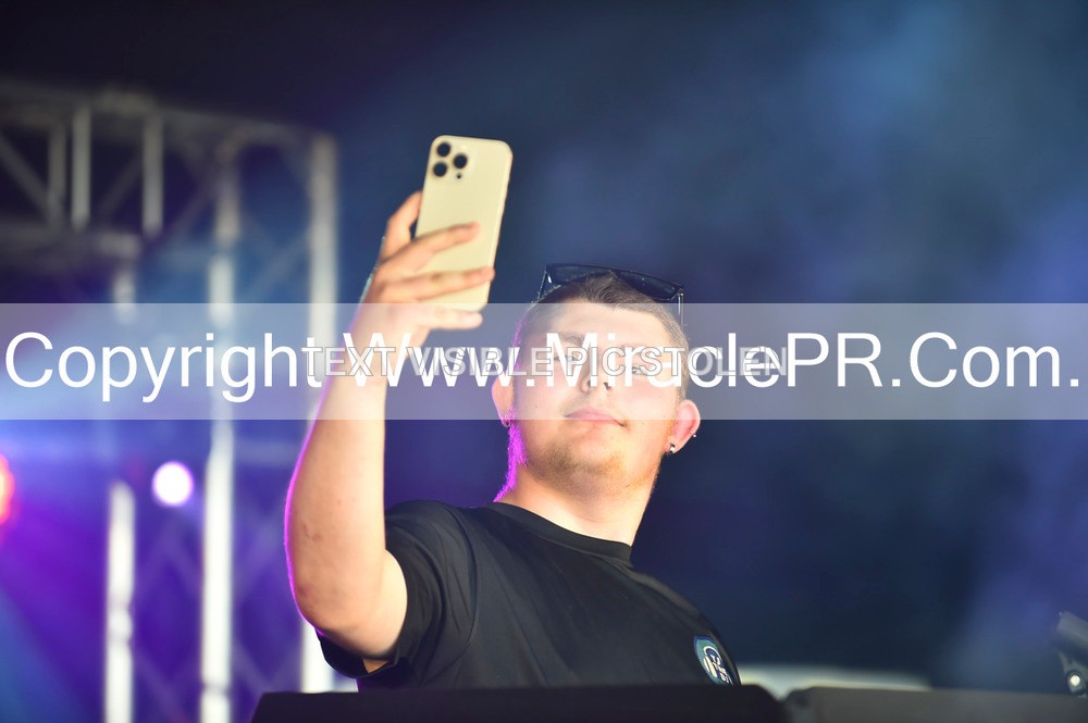 SH4_9908 - Tj the DJ