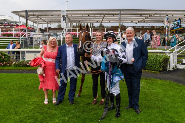 100923-Race 7-Looking For Lynda-0597 - Race 7 4.55pm Brian Taylor 50 Not Out Apprentice Handicap