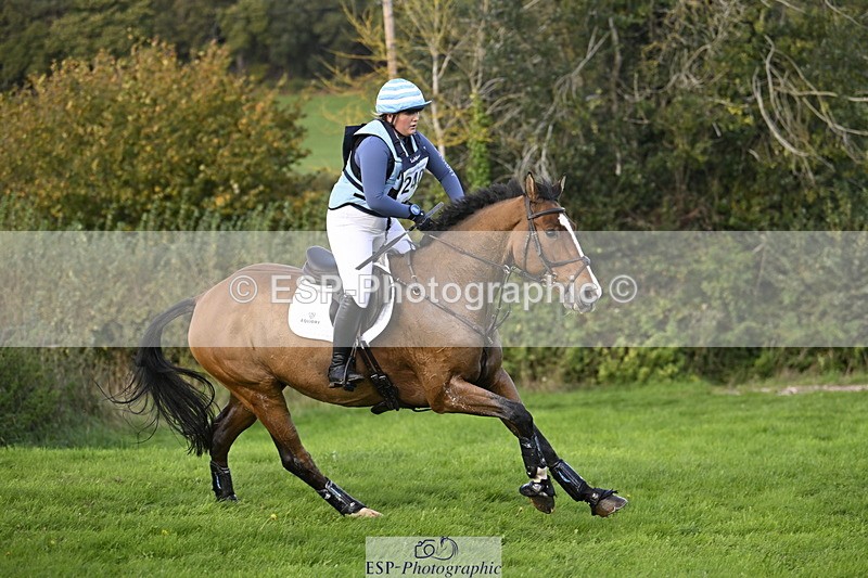 251024A-153318-15036 - C-240-Issy.Hollidge