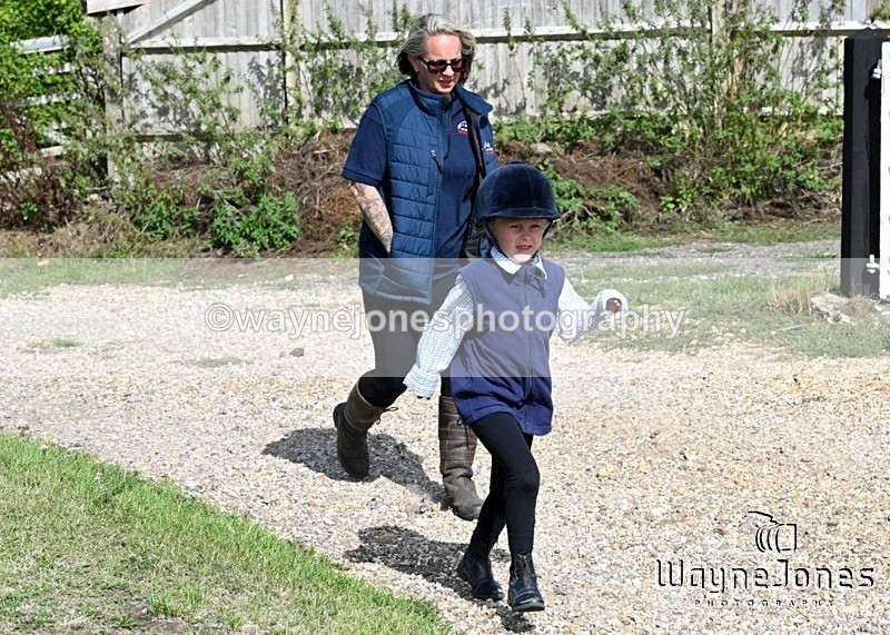 WJ7_0563 - Berks & Bucks - Hound Exercise – Kennels 06-09-26