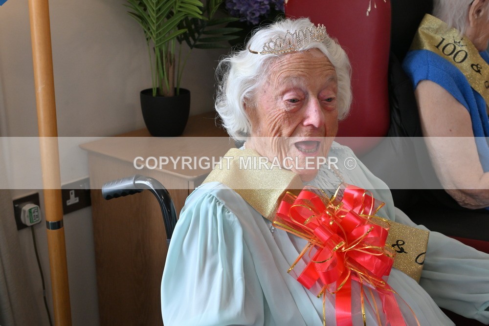 AM3_1448 - Iris and Betty.