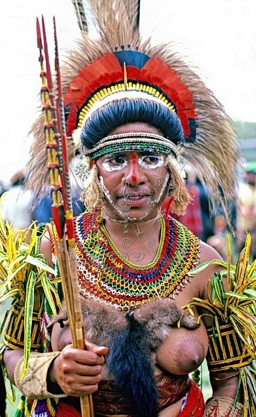Tribeswoman - E. Highlands, Papua New Guinea - PEOPLE