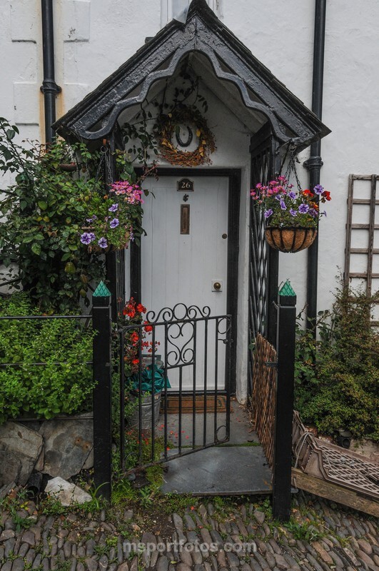 A welcoming door in Clovelly - Travel, city/land scapes