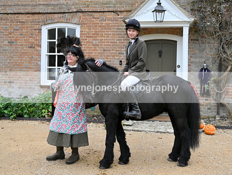 WJ7_6844 - Berks & Bucks - Children's Meet - The Old Farmhouse – Steventon.