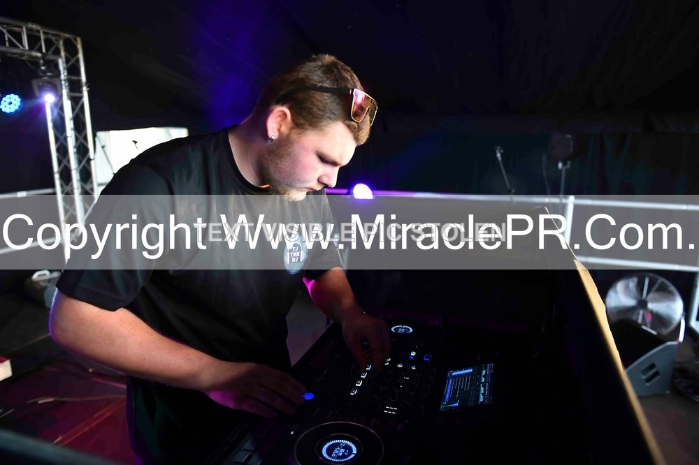 SH4_9977 - Tj the DJ