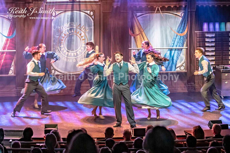 6KJS0284 - Ambition show team