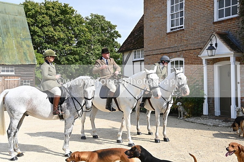 WJ6_3255 - Berks & Bucks - The Old farmhouse - Hound Exercise 20-08-25