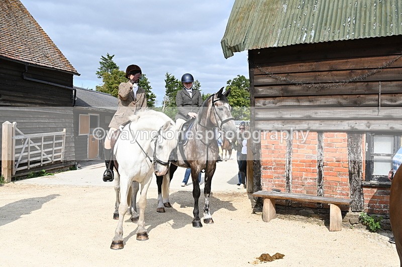 WJ6_3321 - Berks & Bucks - The Old farmhouse - Hound Exercise 20-08-25