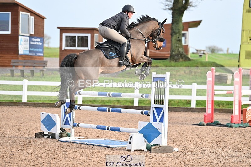 231209A-122405-01762 - Cls 12 Newcomers & 1.10m Open