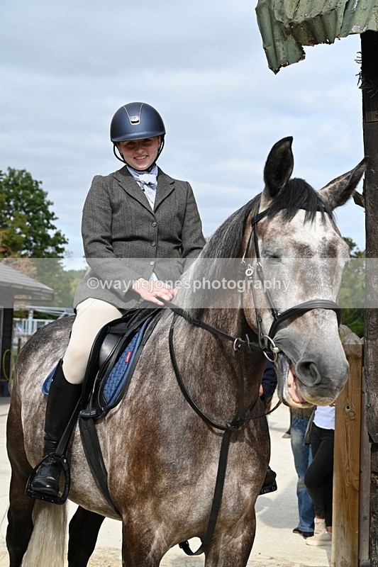 WJ6_3356 - Berks & Bucks - The Old farmhouse - Hound Exercise 20-08-25