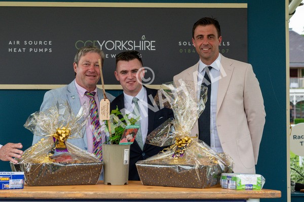 160524-Race 7-London City-8279 - Race 7 5.20pm Collective Green Energy Handicap