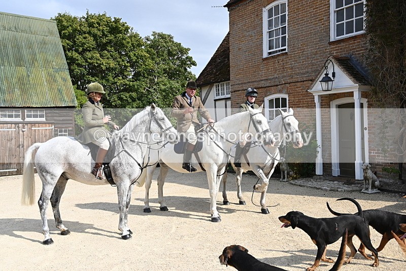 WJ6_3271 - Berks & Bucks - The Old farmhouse - Hound Exercise 20-08-25