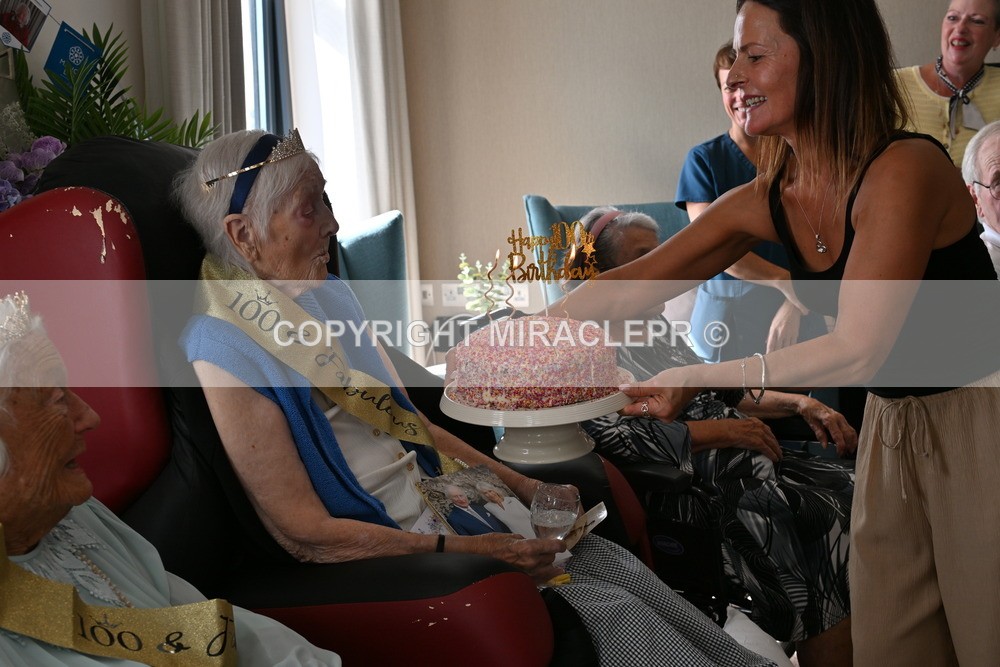 AM3_1250 - Iris and Betty.