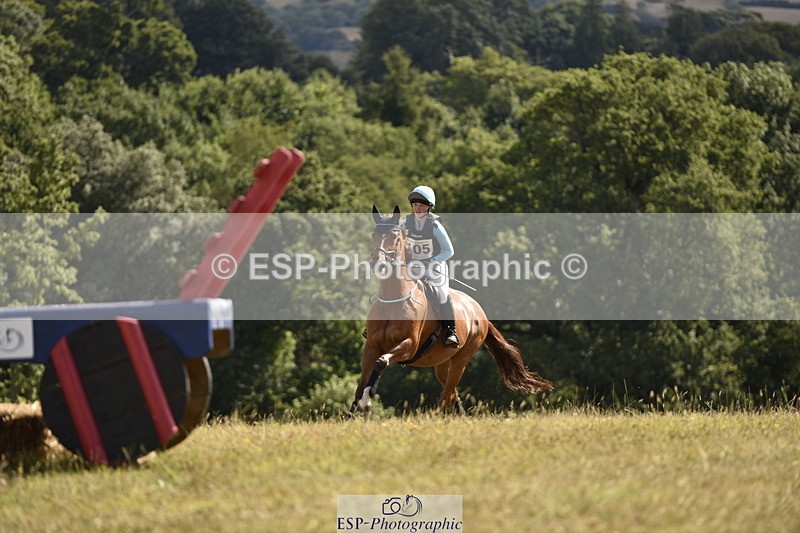 250802A-103208-01136 - C-105-Mimi.van.Ufford-MR.SOCKS