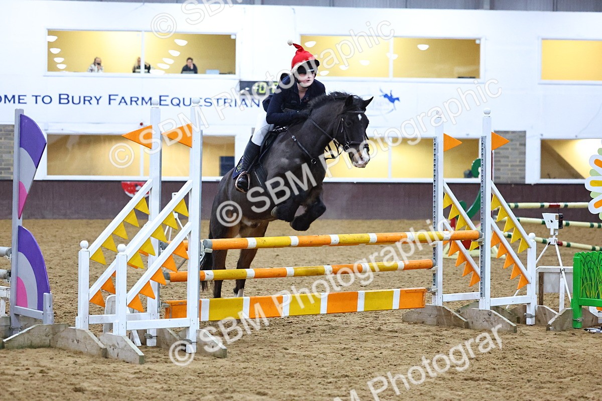 SBM_002646 - Class 6 - Holly & Ivy Stakes - 90cm