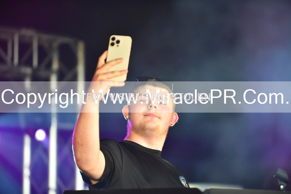 SH4_9909 - Tj the DJ