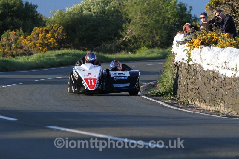 Karl Bennett / Lee Cain Kawasaki / T D racing - Monday Practice - Sidecars
