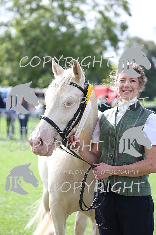 APP_2999 - Class 10a/b M&M in hand