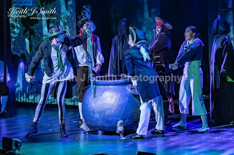 7KJS0983 - Ambition show team